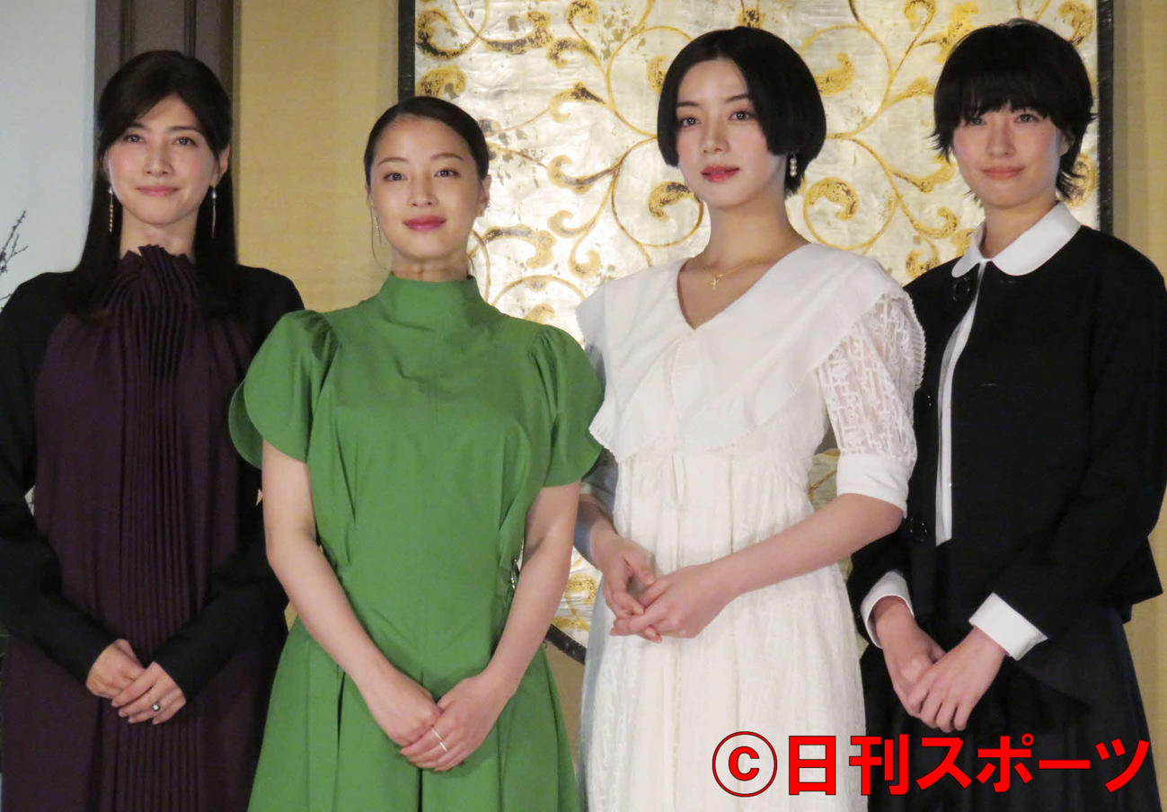 ドラマ「津田梅子」の会見に出席した、左から内田有紀、広瀬すず、池田エライザ、佐久間由衣