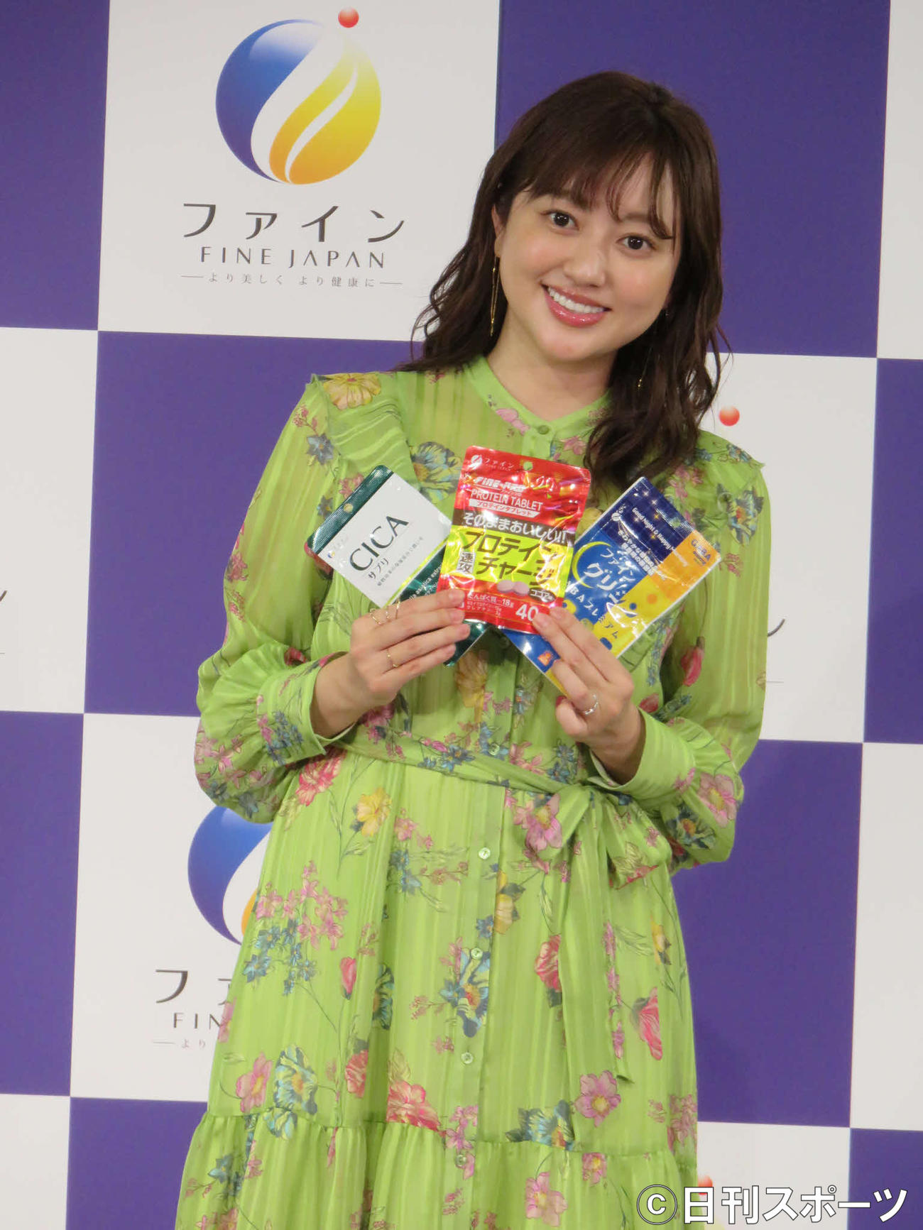 ファインのサプリをPRする菊地亜美