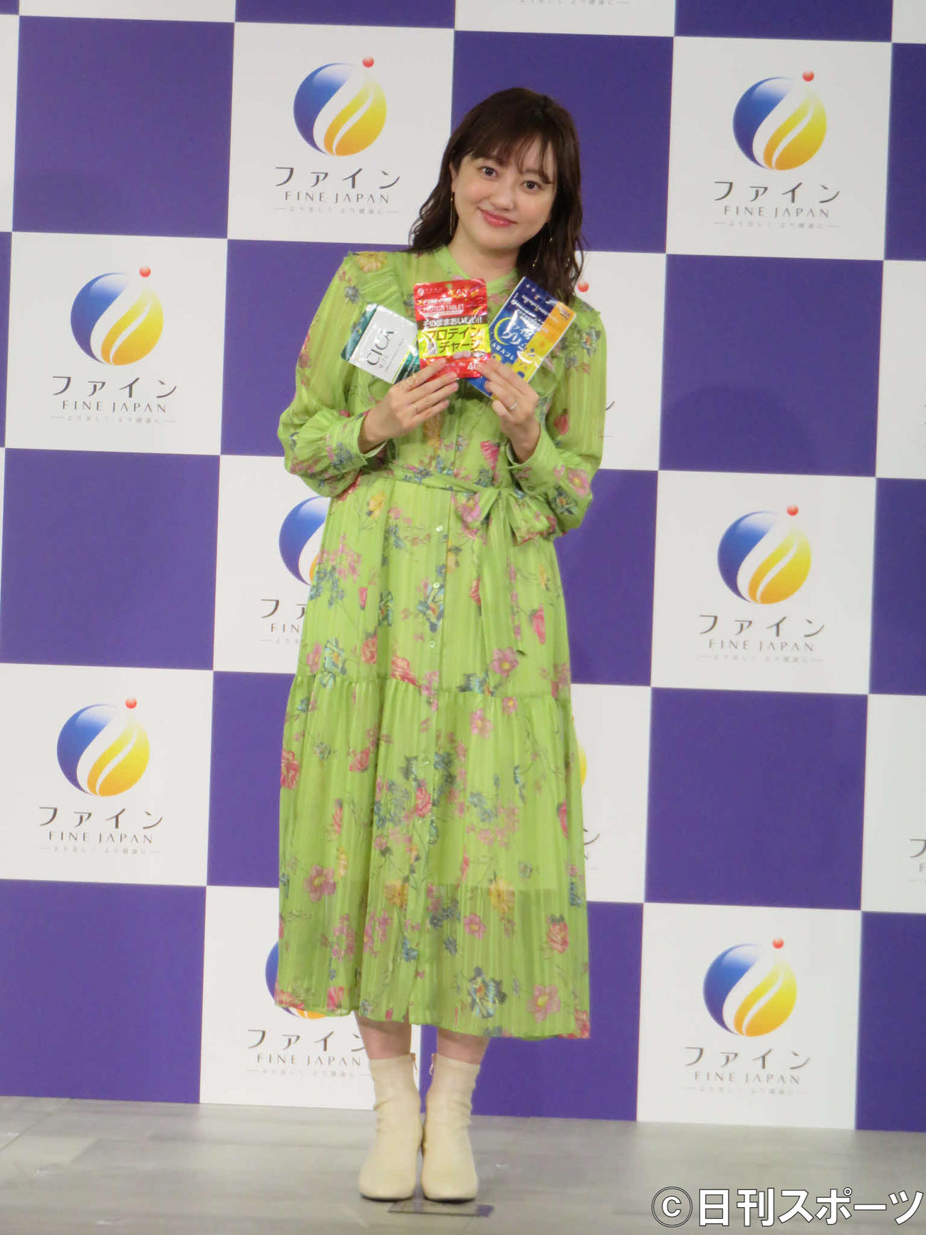ファインのサプリをPRする菊地亜美