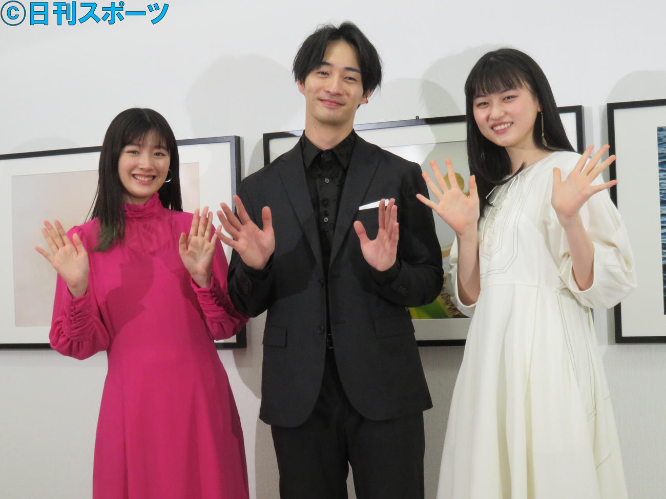 初写真展を開催する古屋呂敏（中）とモデルを務めた川床明日香（左）菊池日菜子