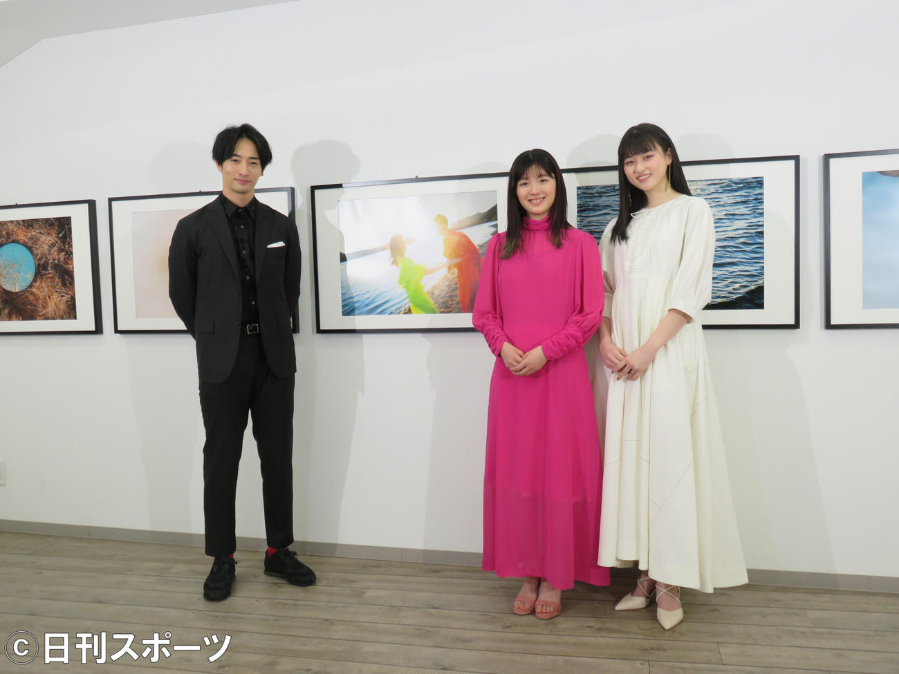 初写真展を開催する古屋呂敏（左）とモデルを務めた川床明日香（中）菊池日菜子