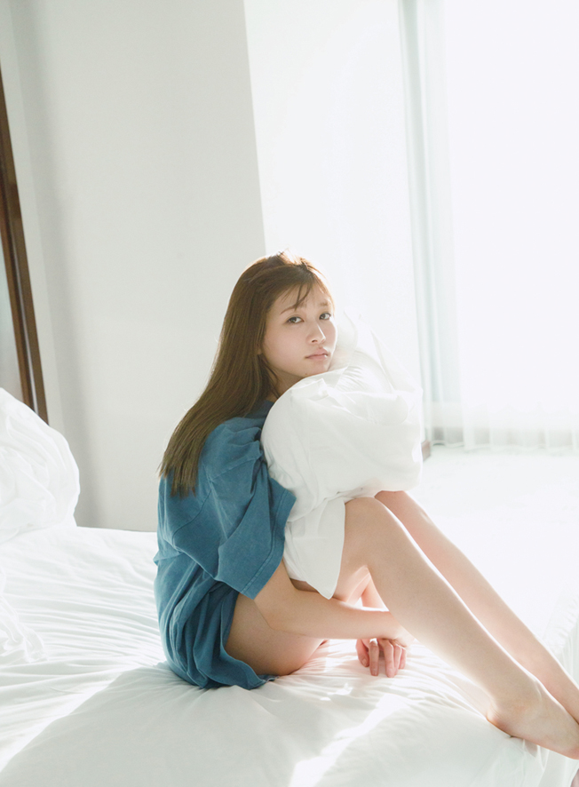 ファースト写真集「はじまり。」で美脚ショットを披露する生見愛瑠（菊地泰久氏撮影）