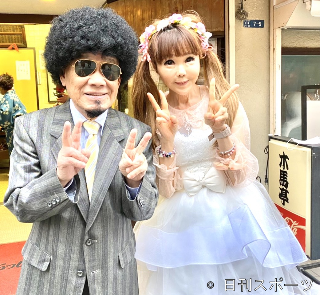 松鶴家千とせさん（左）と恵中瞳
