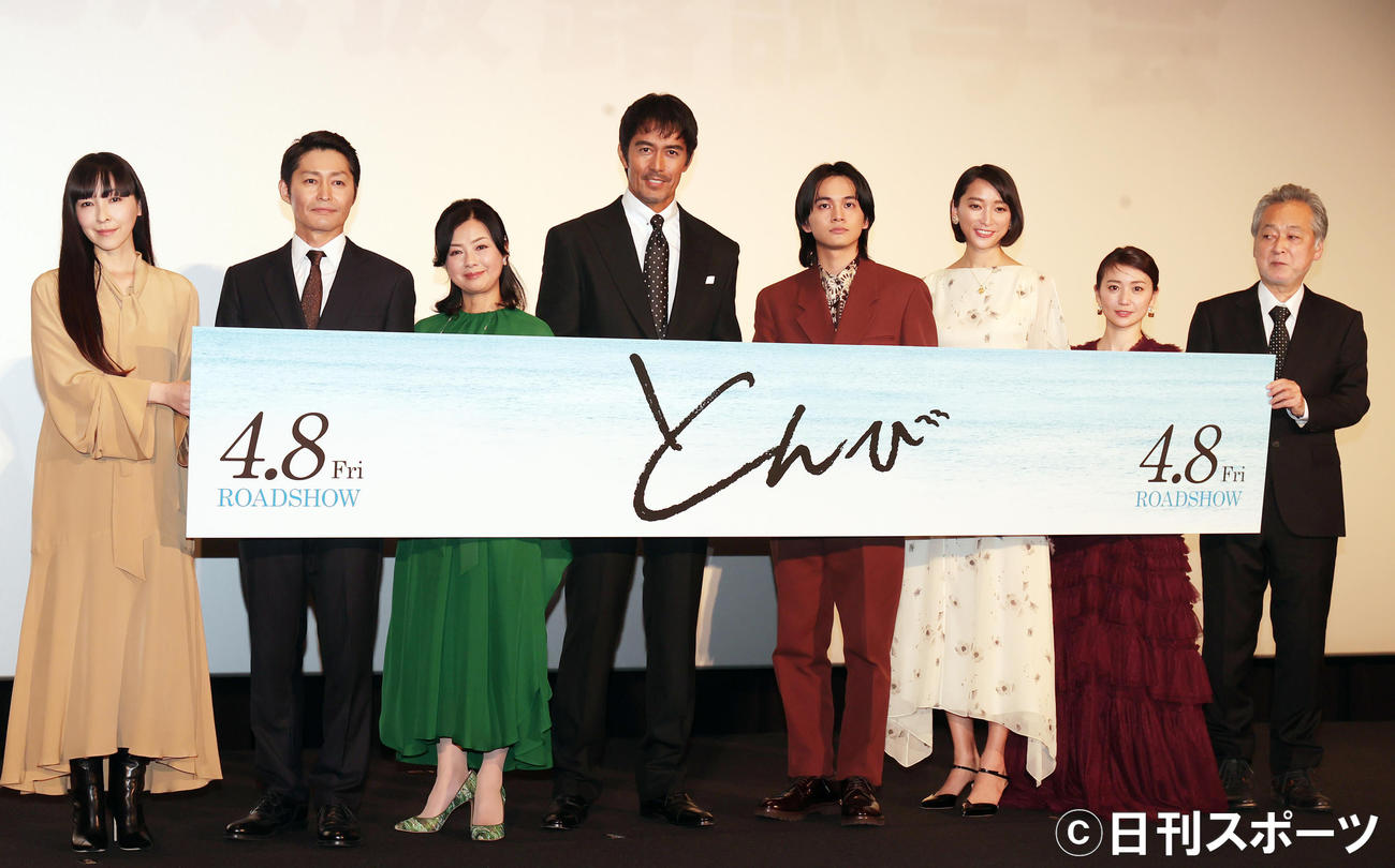 映画「とんび」完成披露舞台あいさつを行った左から麻生久美子、安田顕、薬師丸ひろ子、阿部寛、北村匠海、杏、大島優子、瀬々敬久監督（撮影・野上伸悟）