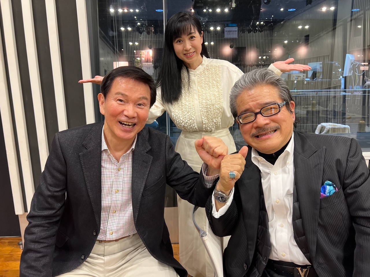 森田健作（左）のラジオ番組にゲスト出演したMALTA（右）とアシスタントの西村知美