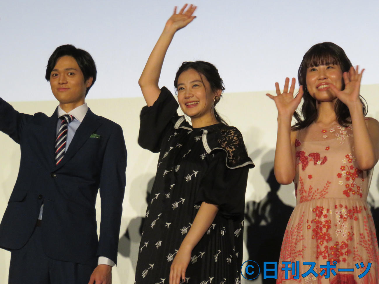 映画「愛国女子」の舞台あいさつに登壇した（左から）田中宏明、千眼美子、篠原紗英