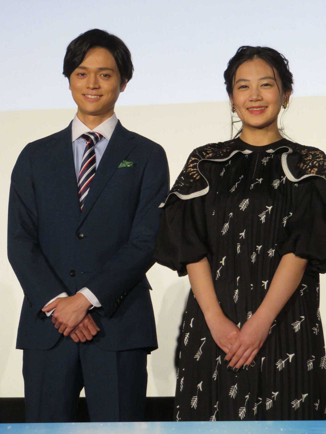 映画「愛国女子」の舞台あいさつに登壇した千眼美子（右）と共演の田中宏明