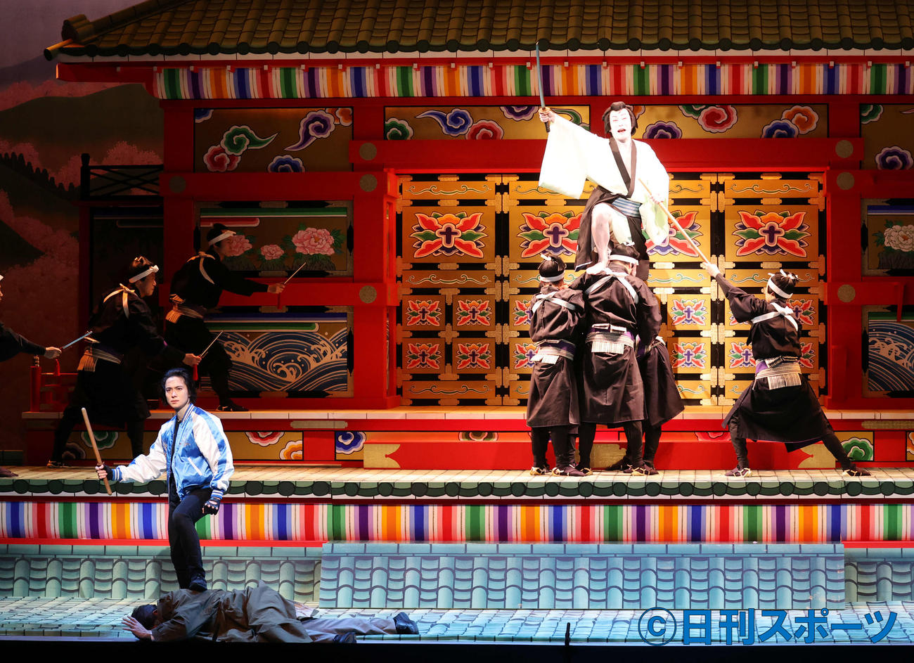 六本木歌舞伎2022「ハナゾチル」の公開舞台稽古で白熱した舞台を披露する市川海老蔵（右上）とA．B．C－Zの戸塚祥太（撮影・浅見桂子）