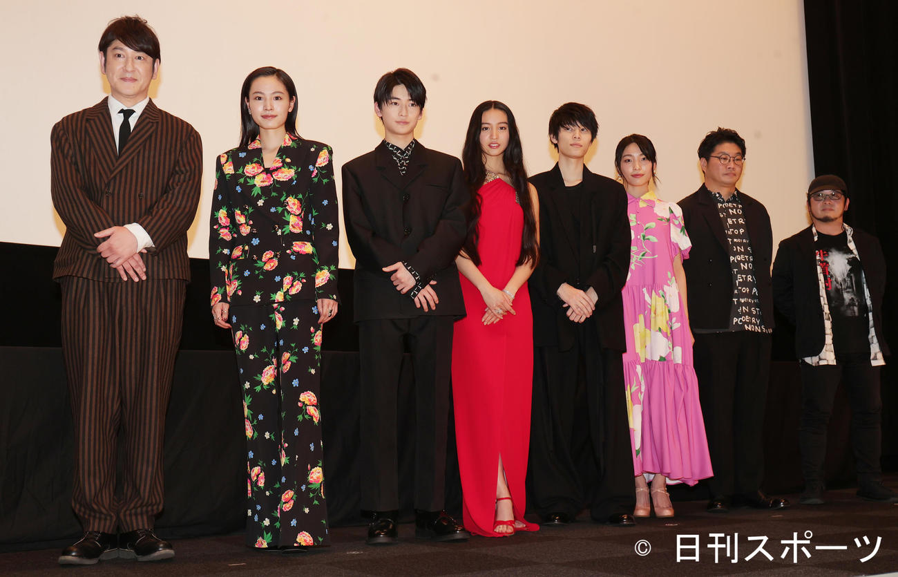 映画「牛首村」初日舞台あいさつに出席した左からMCのココリコ田中直樹、大谷凜香、高橋文哉、Koki，萩原利久、芋生悠、松尾諭、清水崇監督（撮影・野上伸悟）