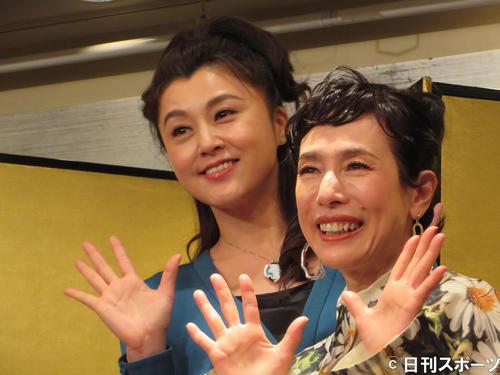 舞台「毒薬と老嬢」で姉妹を演じる藤原紀香（左）と久本雅美