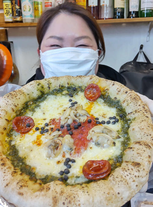 築地ペッパーズカフェ社長の岩瀬優子さんが考案したカーリングのサークルをイメージした「もぐもぐピザ」（撮影・寺沢卓）