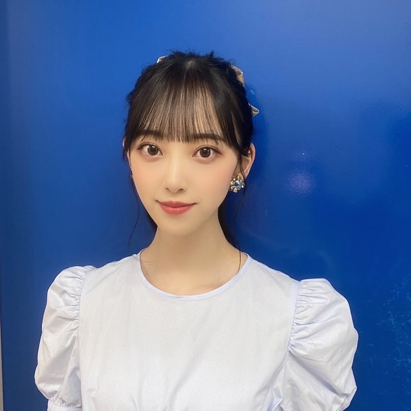 ほほ笑むバストアップショットを公開した堀未央奈（ドラマ「まったり！赤胴鈴之助」堀未央奈＆スタッフオフィシャルブログから）