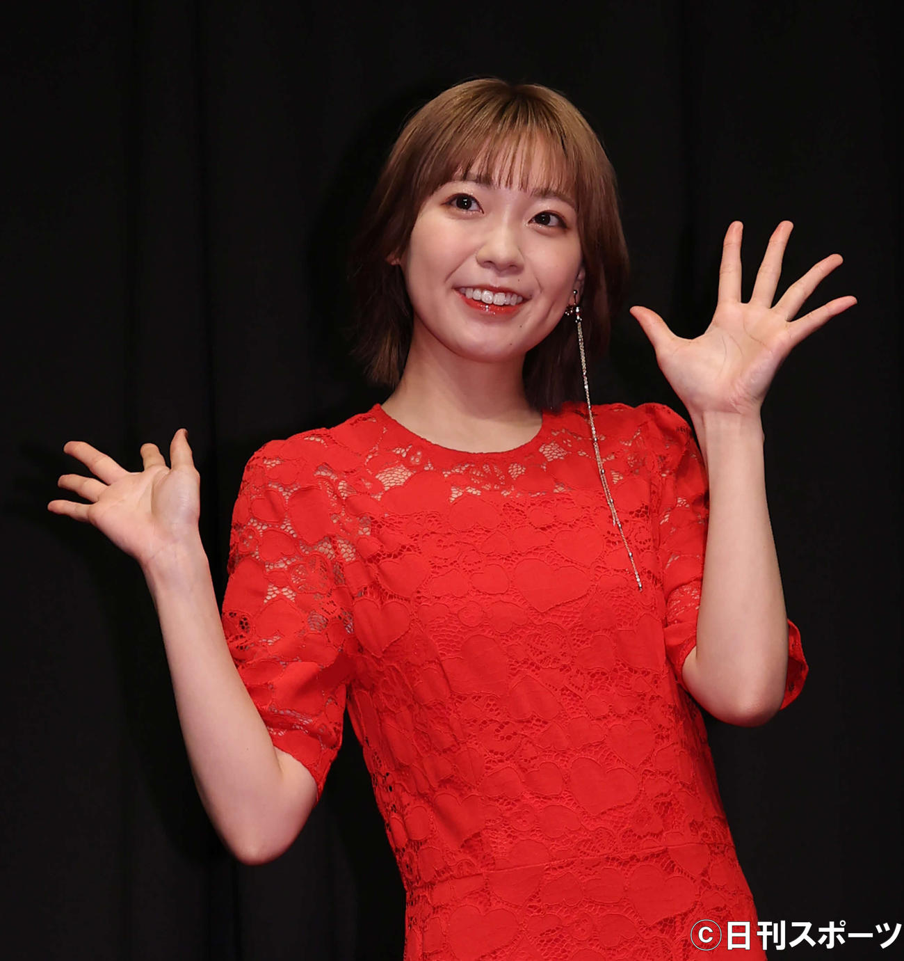 写真集発売イベントでカメラに向かって手を振る斉藤朱夏（撮影・河野匠）