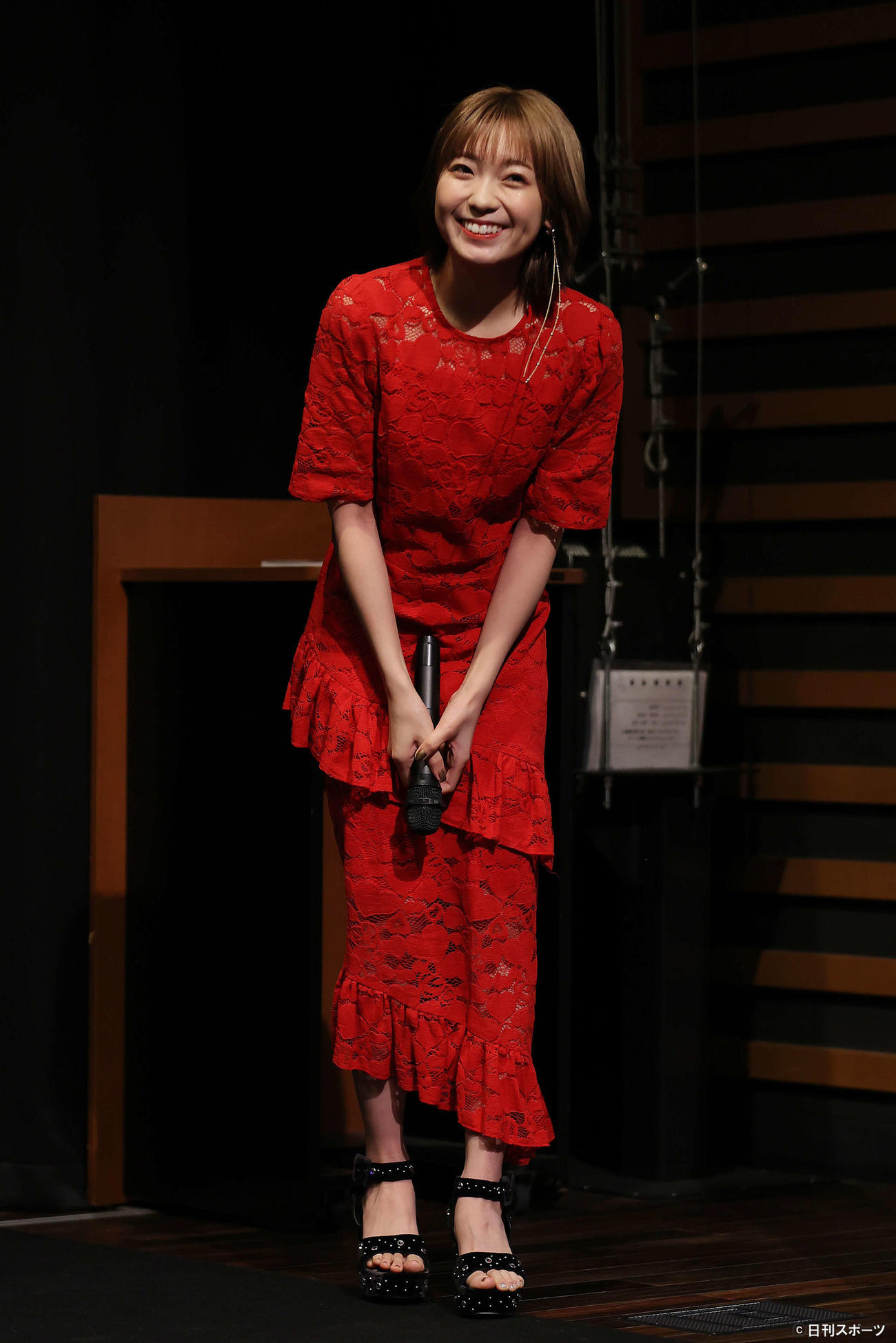 写真集発売イベントを終え一礼する斉藤朱夏（撮影・河野匠）