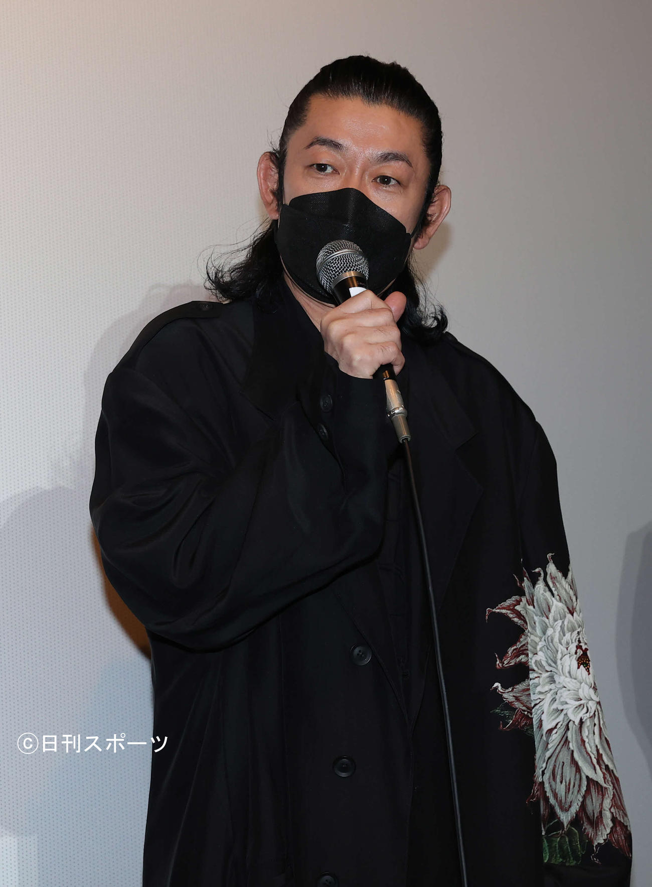 映画「ホテルアイリス」公開記念舞台あいさつで話す永瀬正敏（撮影・河野匠）