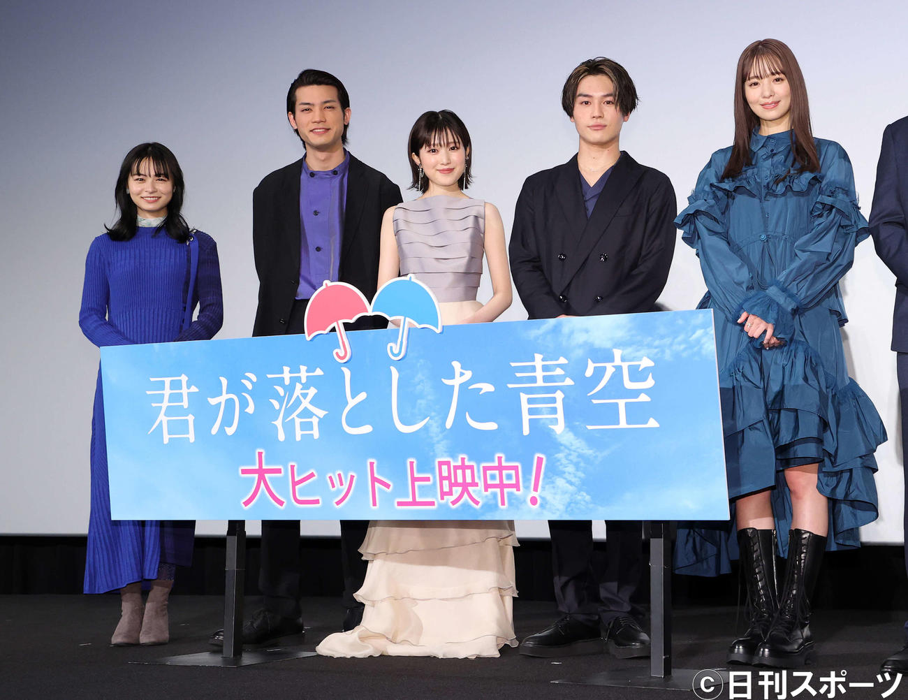 「君が落とした青空」公開記念で写真に納まる、左から莉子、板垣瑞生、福本莉子、松田元太、横田真悠（撮影・鈴木正人）