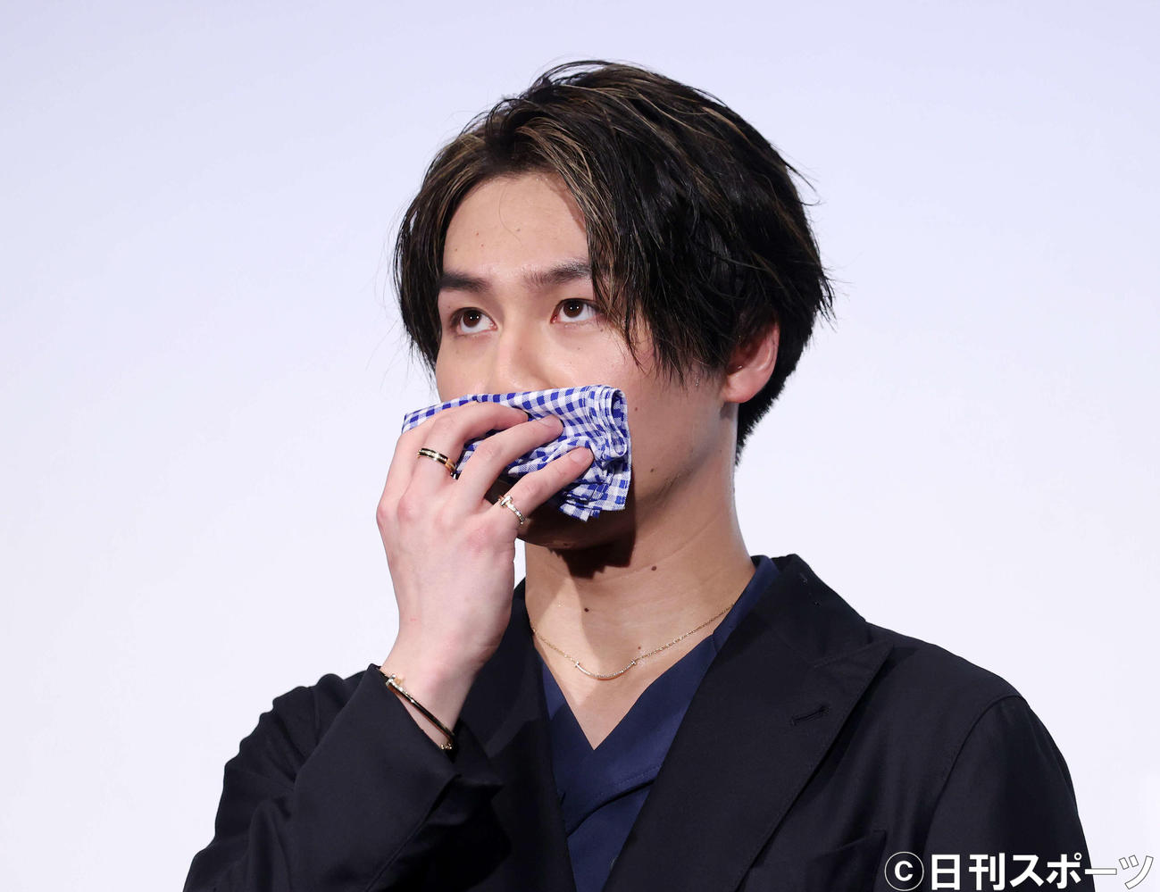 緊張し汗を拭う松田元太（撮影・鈴木正人）