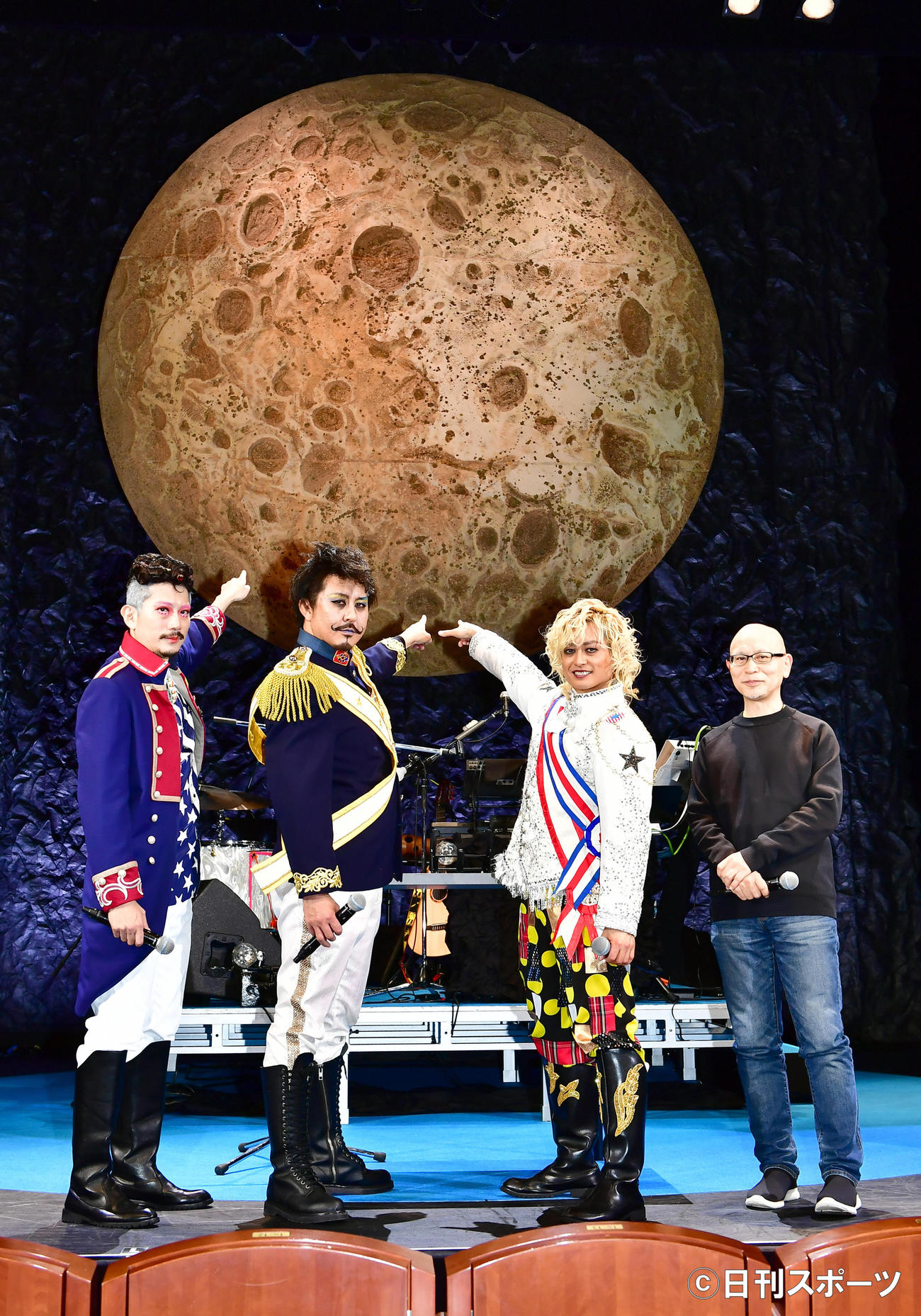 Sound Fantasy朗読劇「月世界旅行」公開ゲネプロに臨む、左から細見大輔、田村雄一、塚田僚一、演出の鈴木氏（撮影・小沢裕）
