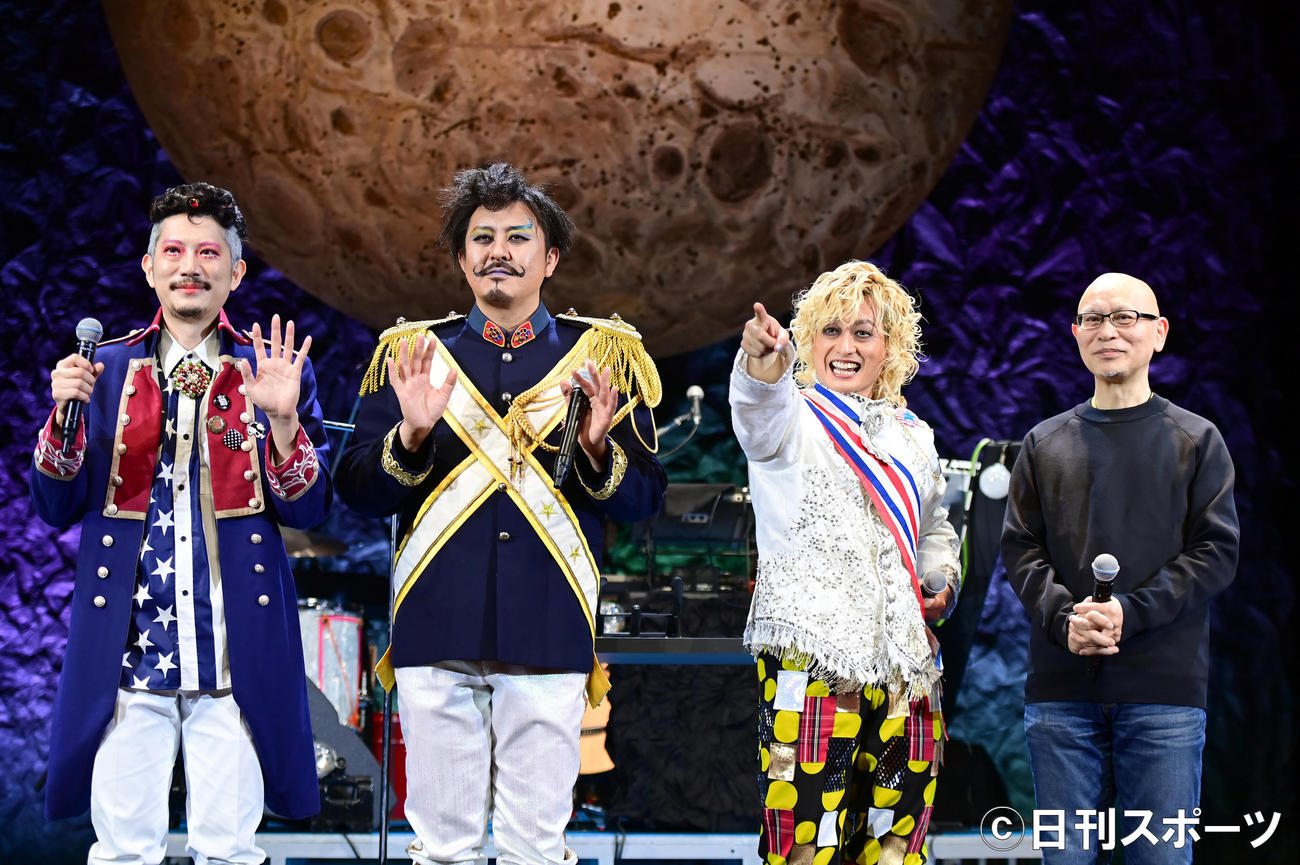 Sound Fantasy朗読劇「月世界旅行」公開ゲネプロに臨む、左から細見大輔、田村雄一、塚田僚一、演出の鈴木氏（撮影・小沢裕）