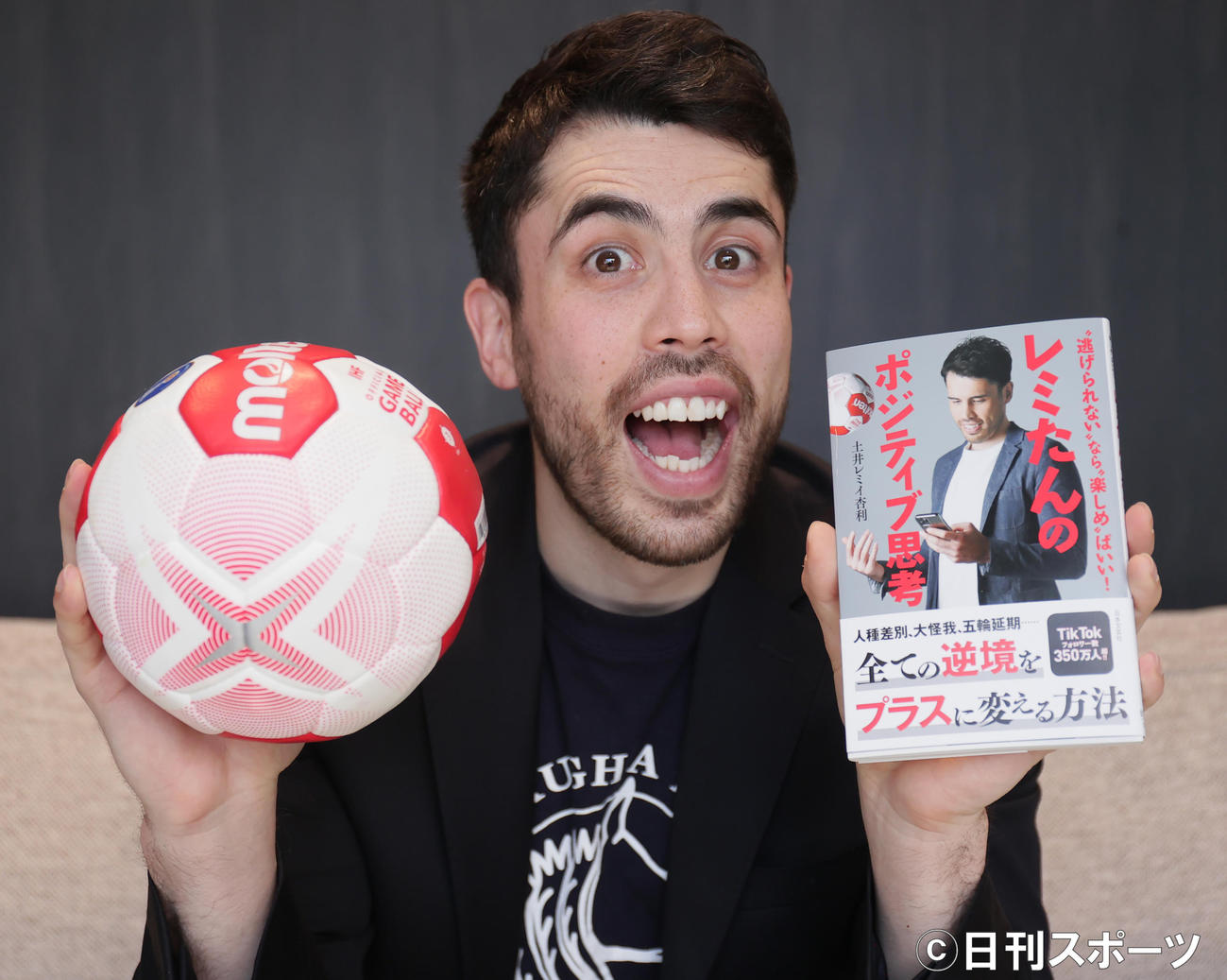 初の著書「レミたんのポジティブ思考」を手に笑顔を見せるハンドボール選手で元日本代表主将の土井レミイ杏利（撮影・野上伸悟）