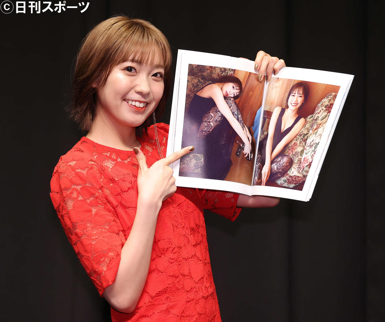 写真集の中からお気に入りのカットを披露する斉藤朱夏（撮影・河野匠）