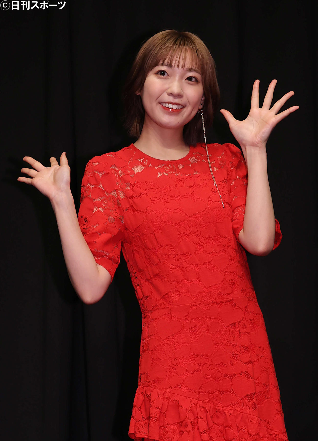 写真集発売イベントでカメラに向かって手を振る斉藤朱夏（撮影・河野匠）