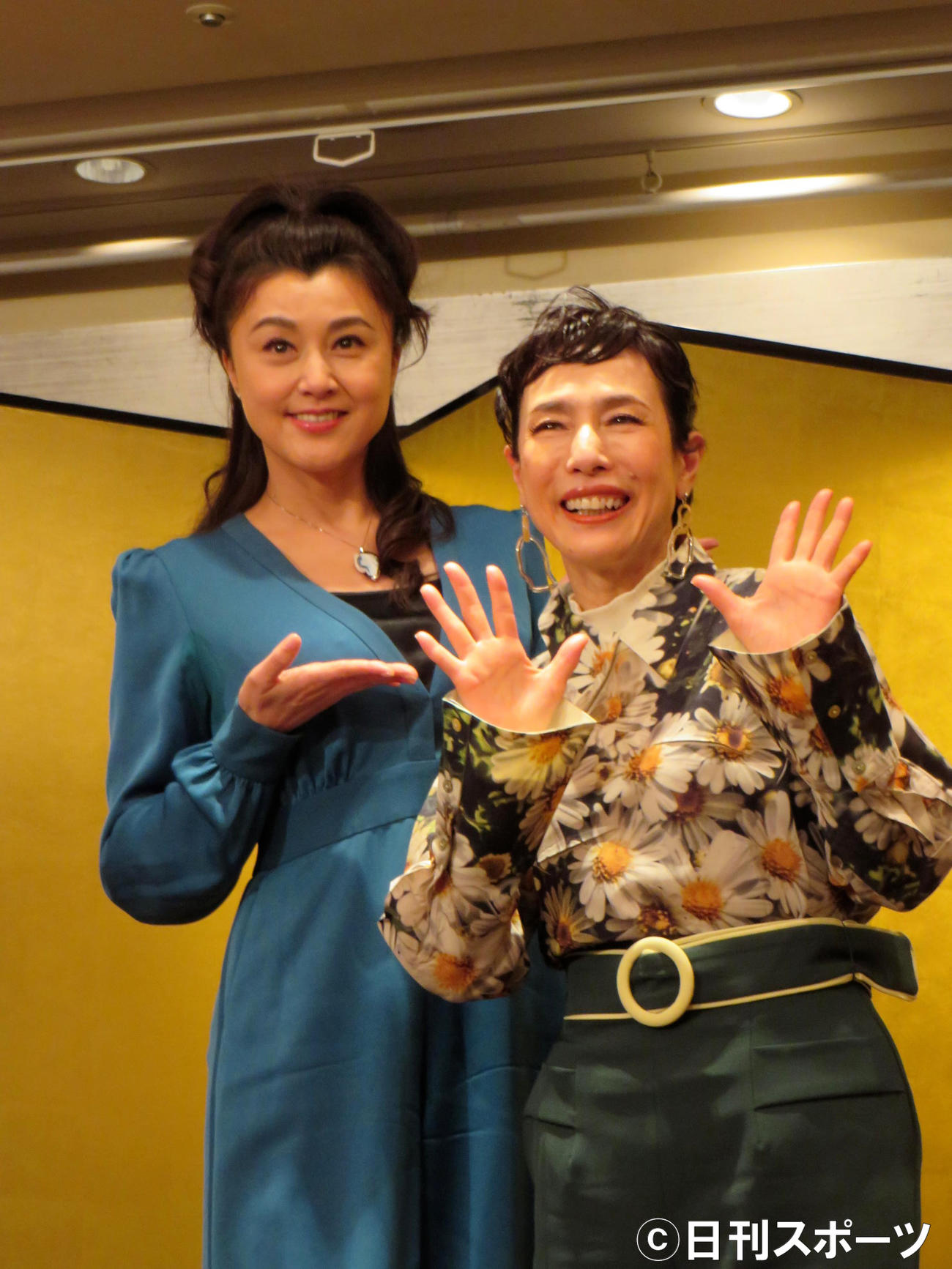 舞台「毒薬と老嬢」で姉妹を演じる藤原紀香（左）と久本雅美