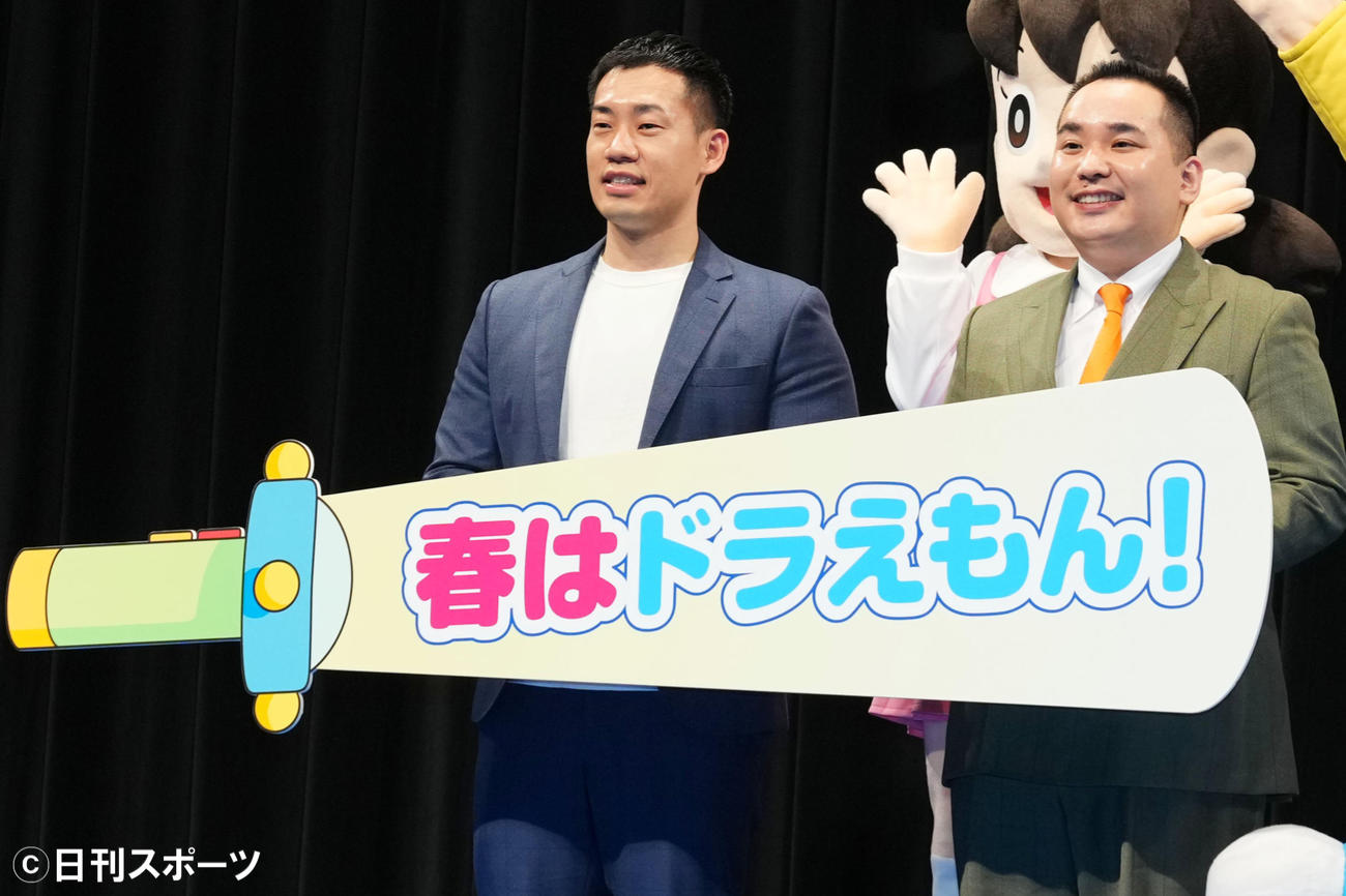 「映画ドラえもん　のび太の宇宙小戦争　2021」完成報告会で笑顔を見せるミルクボーイの駒場孝（左）と内海嵩（撮影・横山健太）