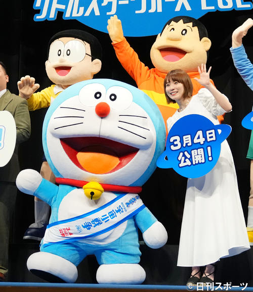 笑顔で手を振る、前列左からドラえもんと松岡茉優。後列左からのび太、ジャイアン(撮影・横山健太)