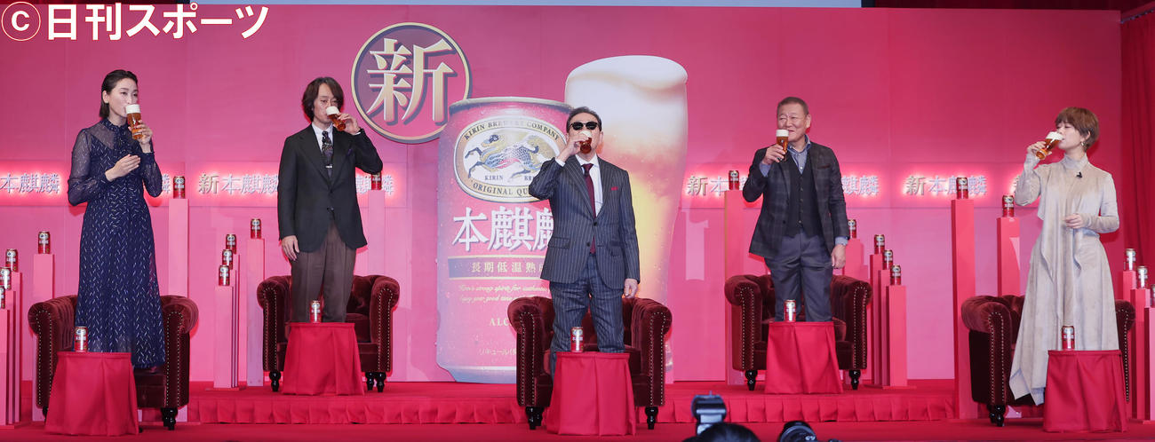キリン「本麒麟」新CM発表会で乾杯する左から杏、滝藤賢一、タモリ、國村隼、高畑充希（撮影・野上伸悟）