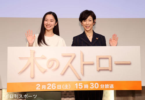 フジテレビのドラマ「木のストロー」制作発表で笑顔で手を振る堀田真由(左)と鈴木保奈美(撮影・鈴木正人)