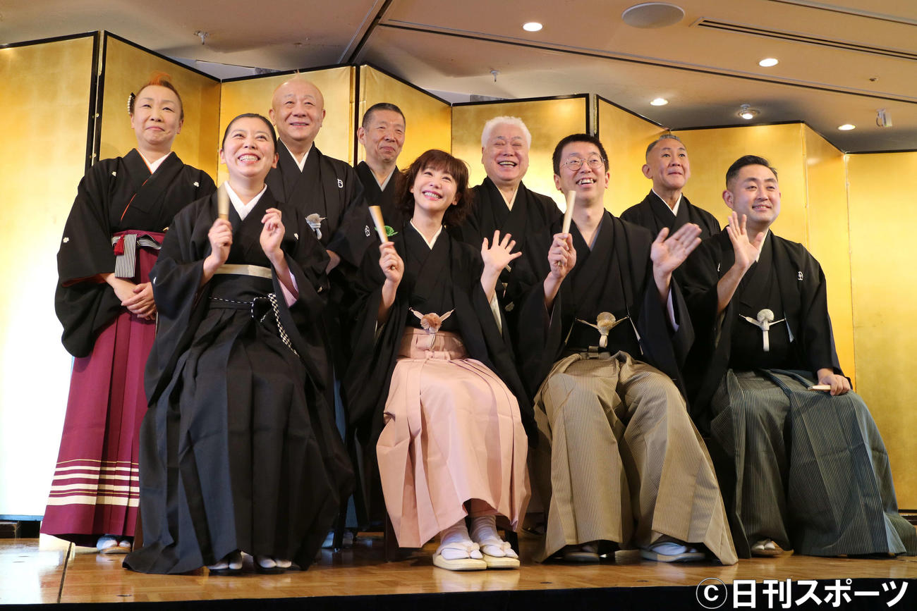落語協会の真打ち昇進会見に出席した、前列左から三遊亭律歌、蝶花楼桃花、柳家風柳、林家はな平、後列左から三遊亭歌る多、春風亭小朝、柳亭市馬、鈴々舎馬風、林家正蔵（撮影・小林千穂）