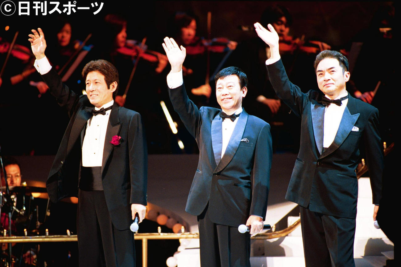 2001年、ファイナルコンサートを終了し、ファンに手を振る（左から）舟木一夫、橋幸夫、西郷輝彦さん