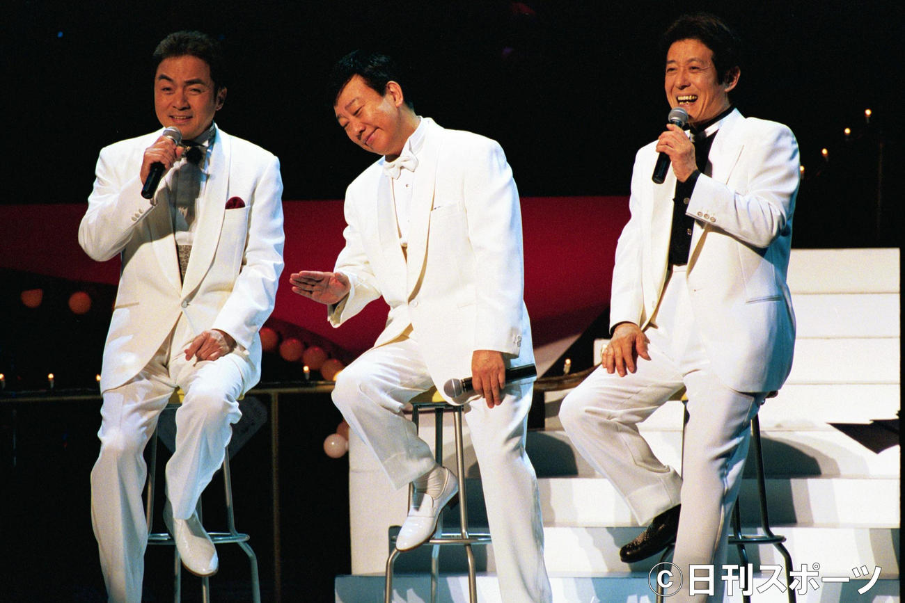2001年、ファイナルコンサートで御三家のヒットメロディーを歌う（左から）西郷輝彦さん、橋幸夫、舟木一夫