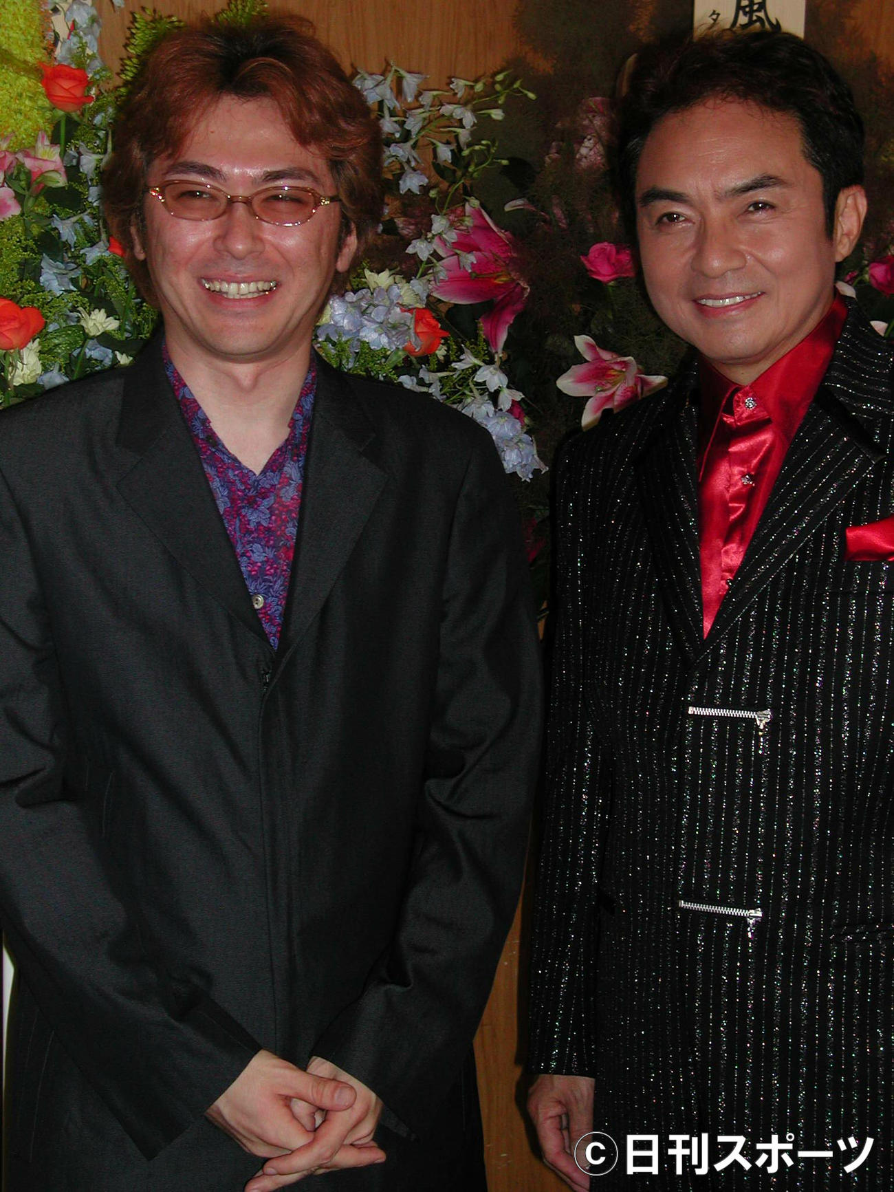 2004年、全国ツアーの初日で長男の逸見鑑孝（左）と初共演した西郷輝彦さん