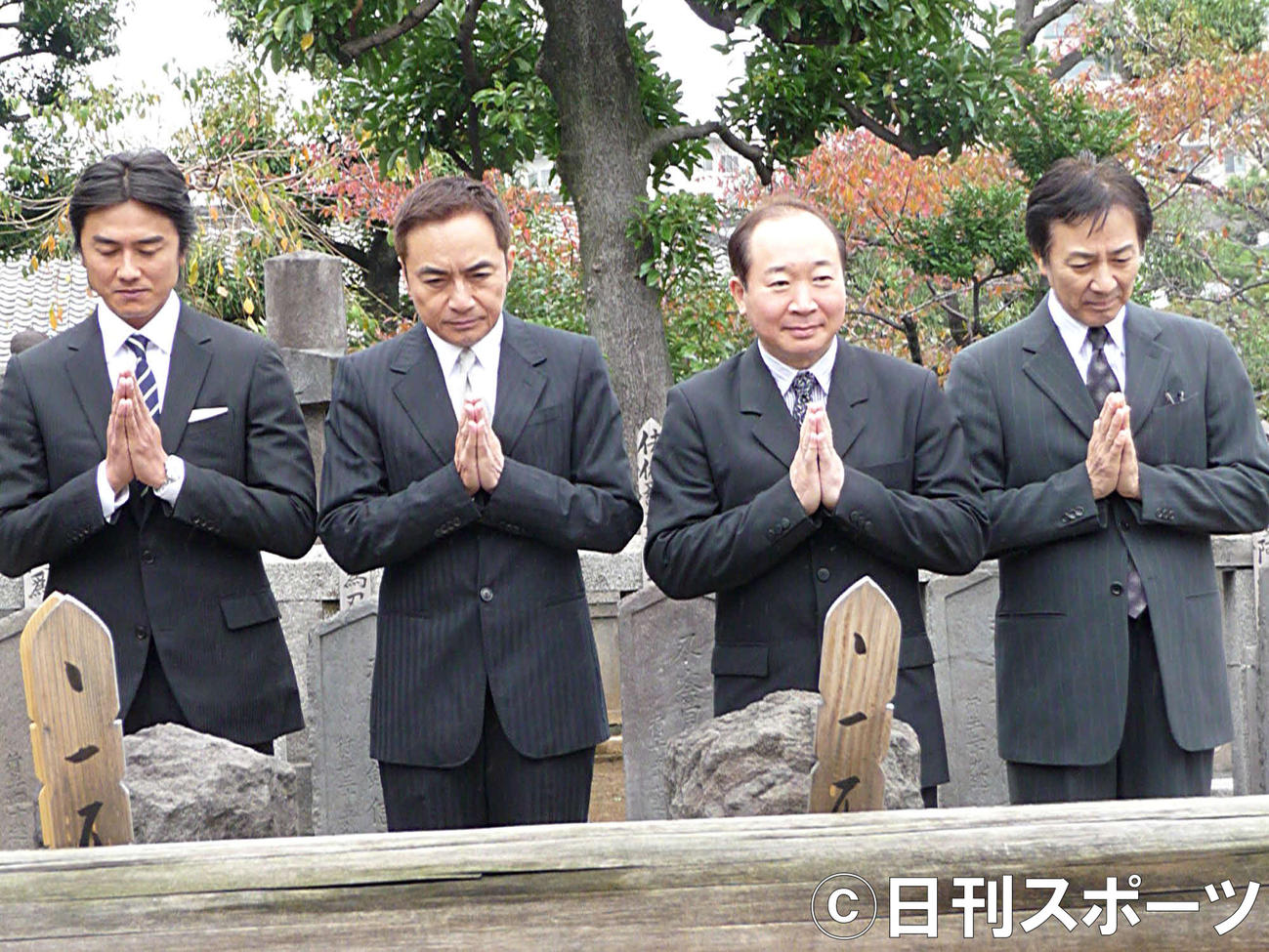 2009年、明治座12月公演「最後の忠臣蔵」　赤穂浪士の四十七士墓所に墓参りをする左から原田龍二、西郷輝彦さん、中村梅雀、田村亮