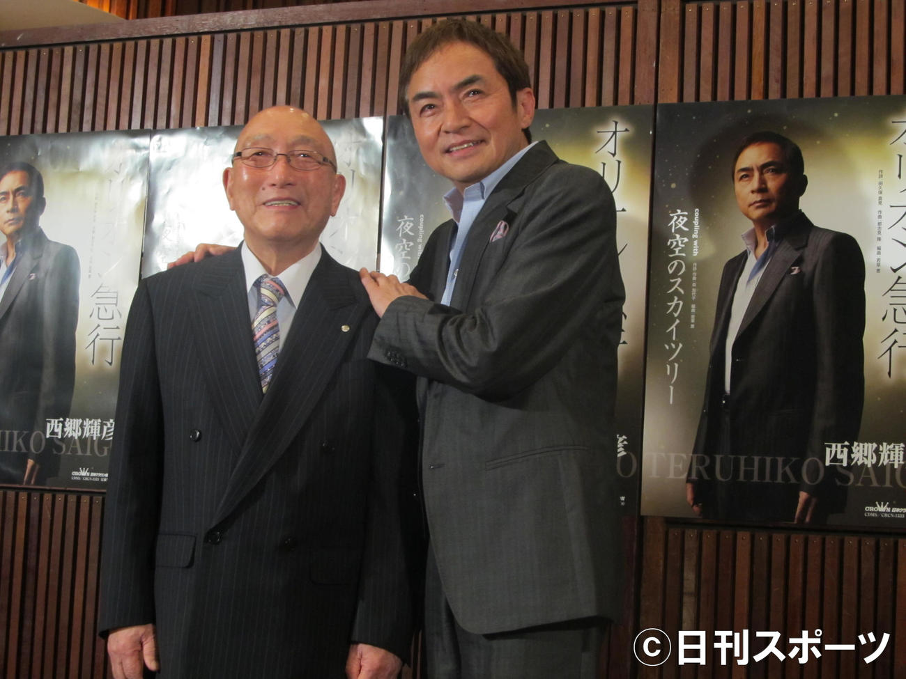 2011年、約40年ぶりに相沢秀禎会長（左）とタッグを組んで音楽活動する西郷輝彦さん