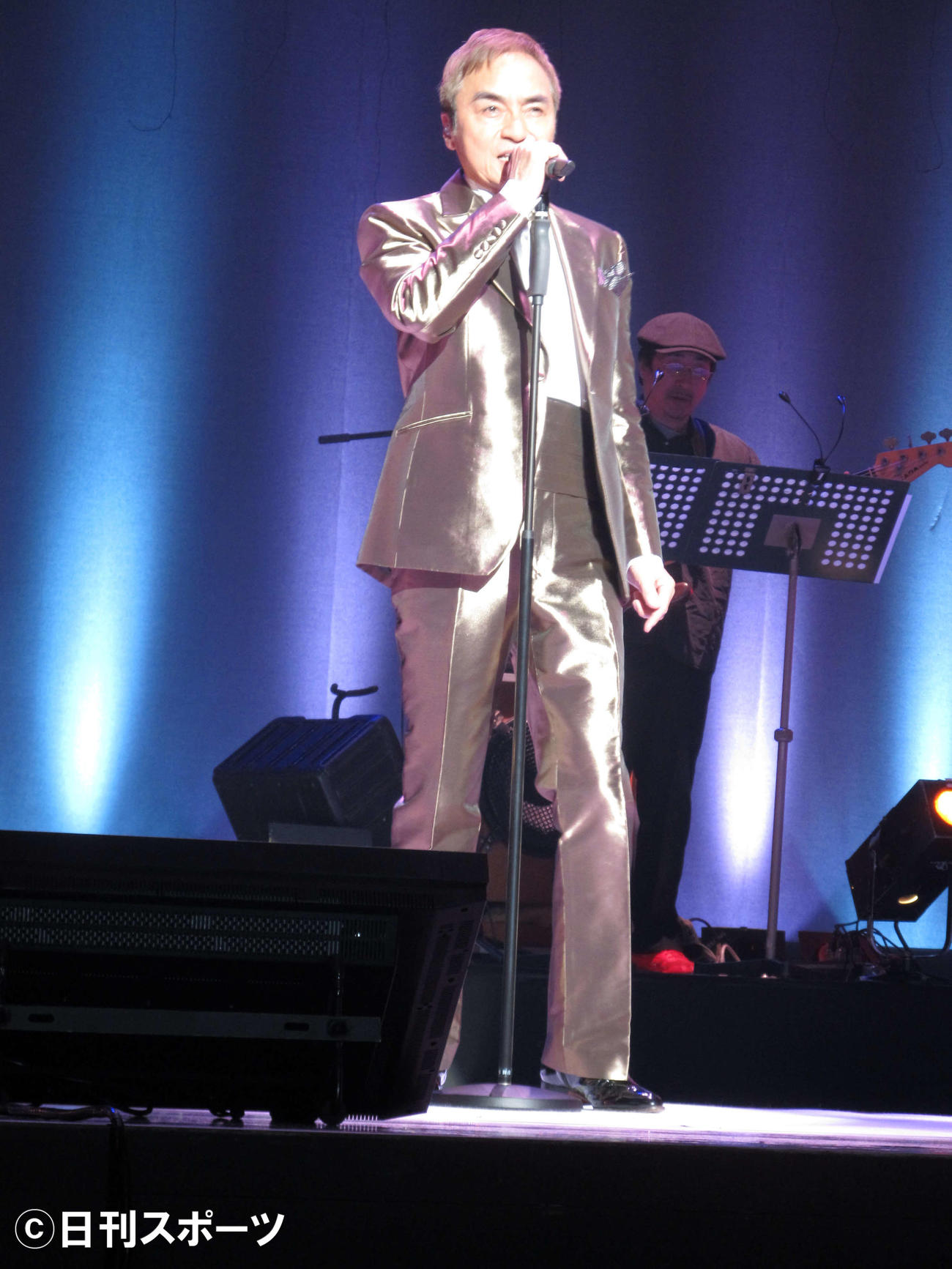 2014年、50周年ツアー最終日公演　「燃えろ夜明けまで」を歌う西郷輝彦さん