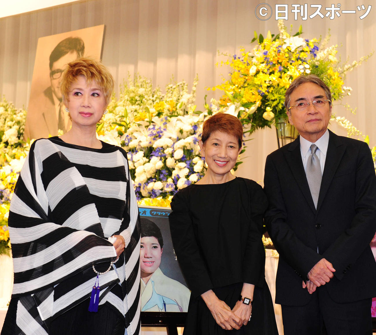 2017年、作曲家北原じゅん氏の「お別れの会」で、祭壇を前に思い出を語る西郷輝彦さん（右端）。左端は瀬川瑛子、中央は水前寺清子