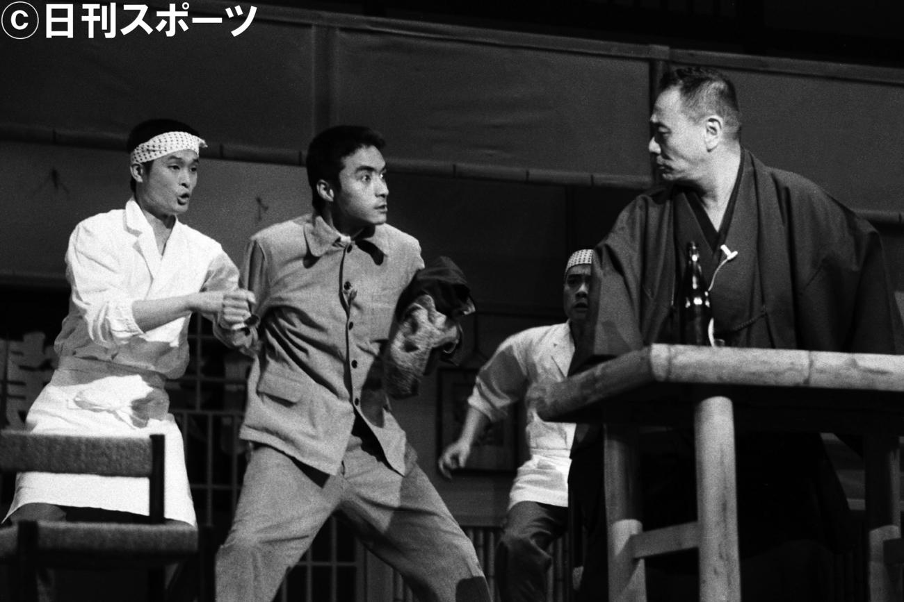 1974年、ドラマ「どてらい男」に出演する西郷輝彦さん（中央）
