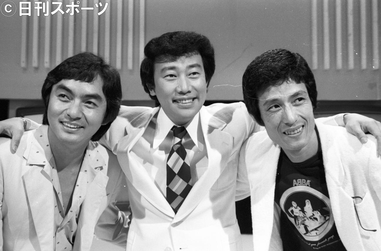 1980年、肩を組み笑顔を見せる元祖御三家の左から西郷輝彦さん、橋幸夫、舟木一夫