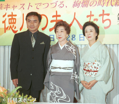 1997年、舞台「徳川の夫人たち」制作発表。左から西郷輝彦さん、山田五十鈴さん、池内淳子さん