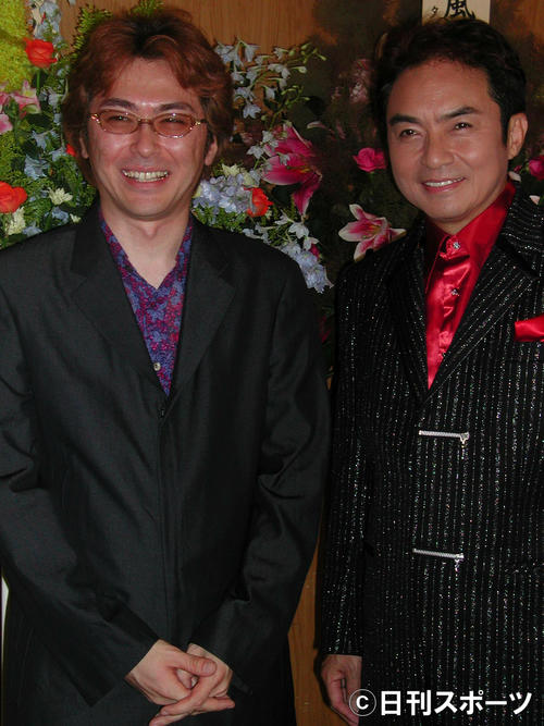 2004年、全国ツアーの初日で長男の逸見鑑孝（左）と初共演した西郷輝彦さん