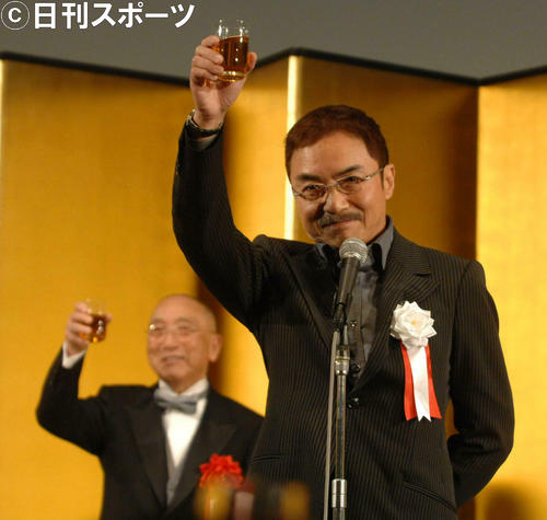 2007年、サンミュージック40周年記念パーティー　乾杯の音頭をとる西郷輝彦さん（右）