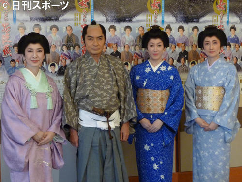 2012年、「女たちの忠臣蔵」に出演する、左から高橋恵子、西郷輝彦さん、高島礼子、一路真輝