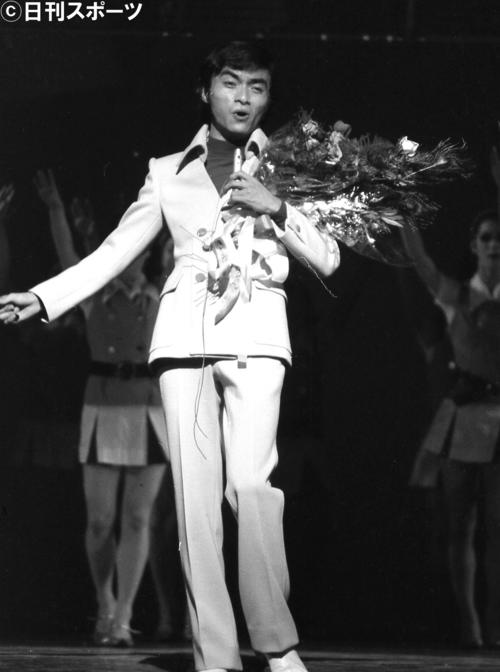 1970年、ショーで熱唱する西郷輝彦さん