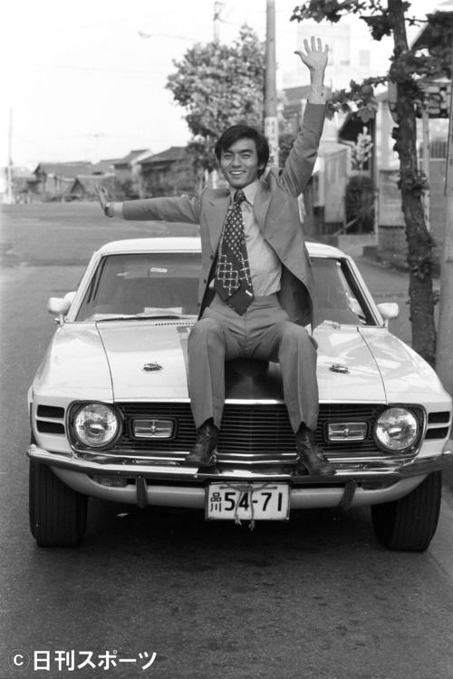 1970年、車の上でポーズをとる西郷輝彦さん