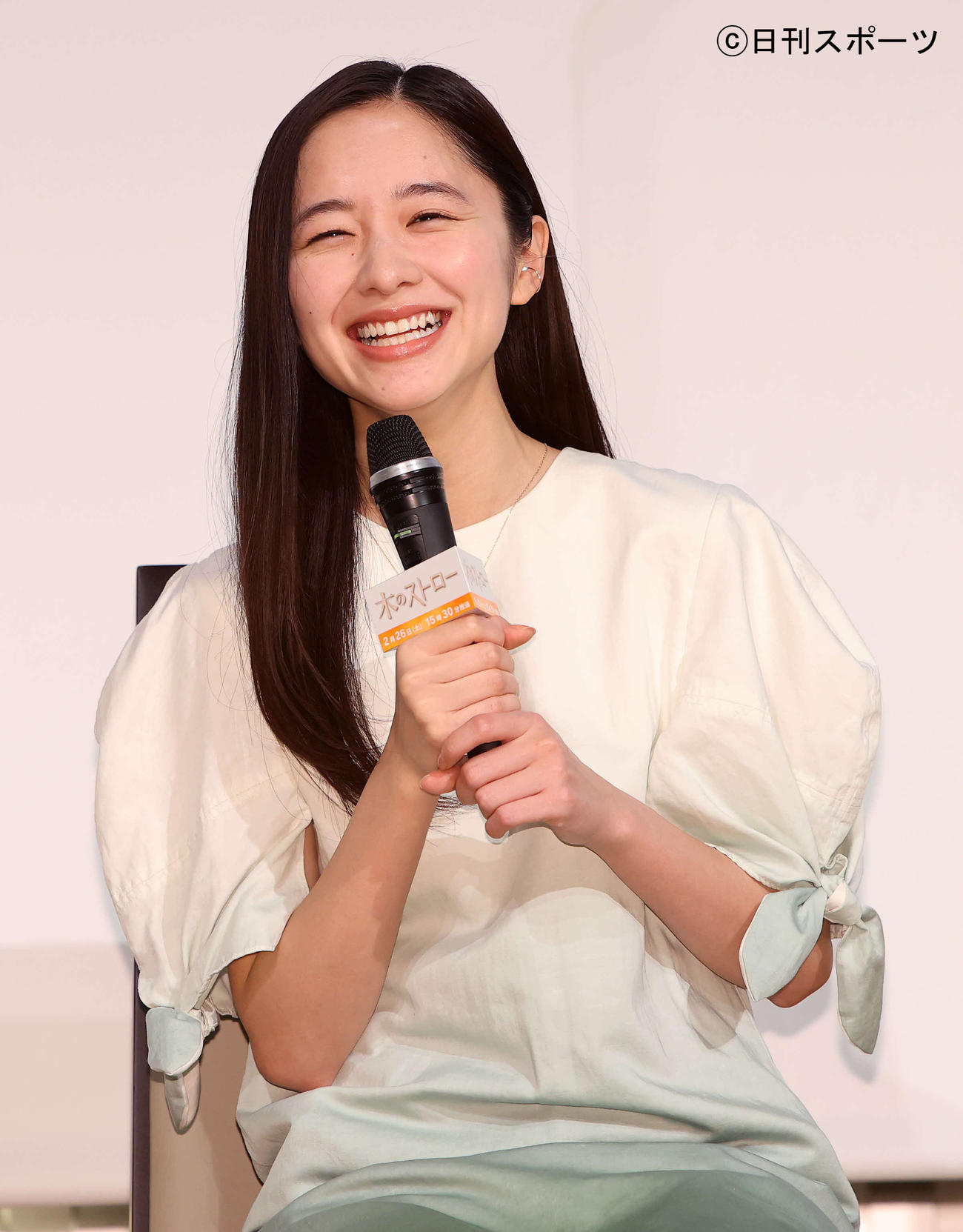 フジテレビのドラマ「木のストロー」制作発表で笑顔であいさつする堀田真由（撮影・鈴木正人）