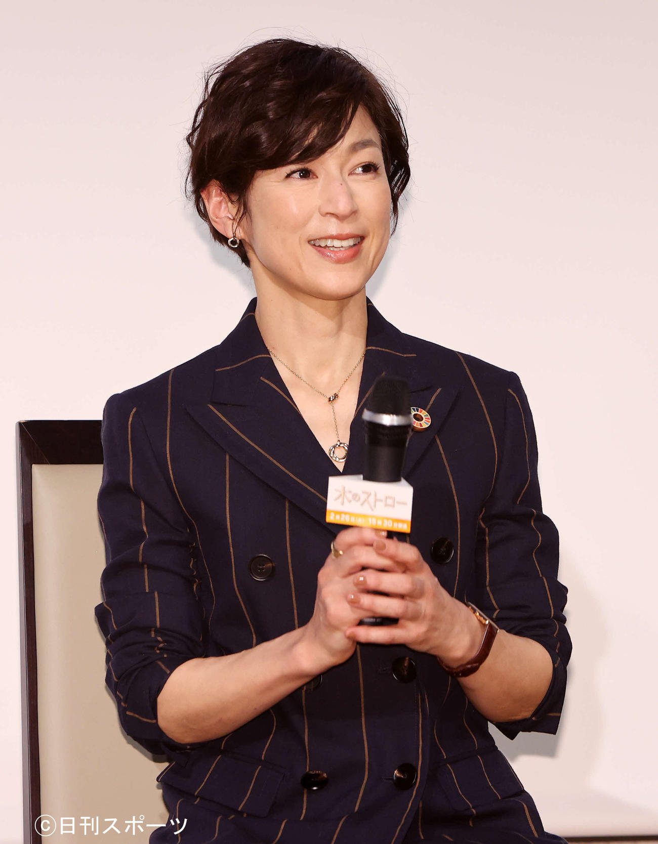 フジテレビのドラマ「木のストロー」制作発表で笑顔であいさつする鈴木保奈美（撮影・鈴木正人）