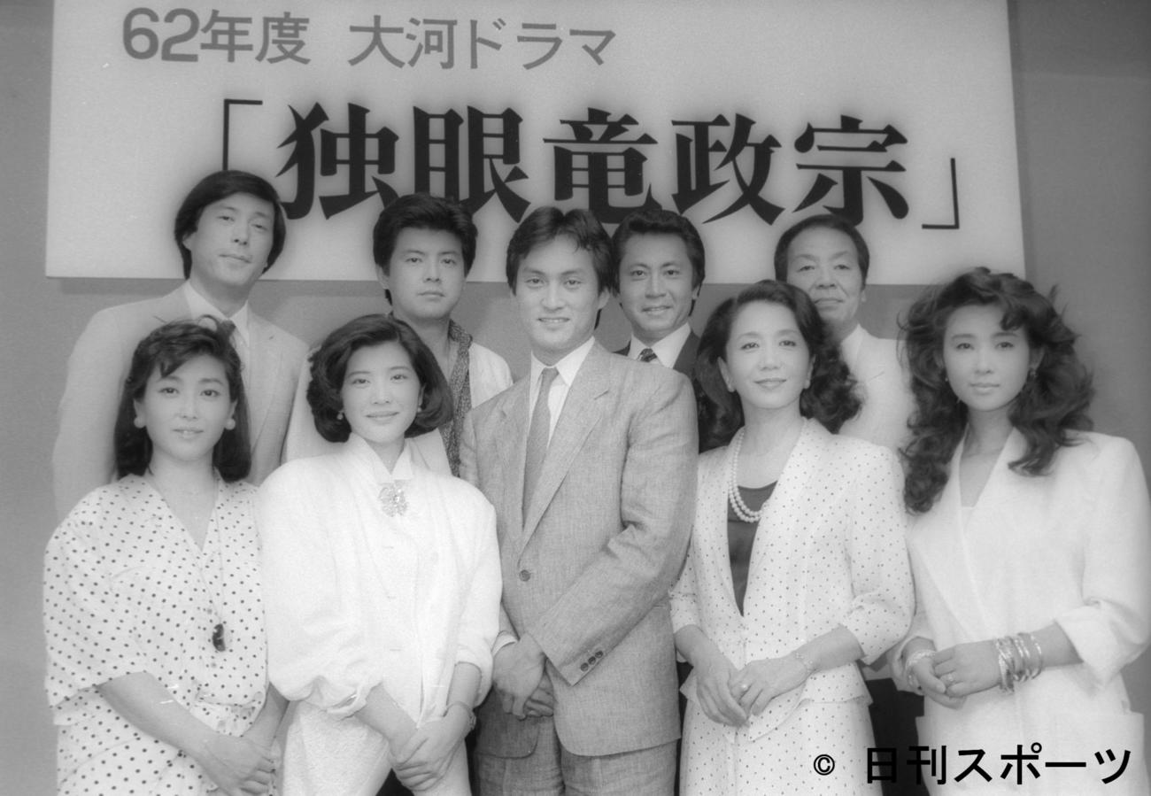 NHK大河ドラマ「独眼竜政宗」（原作山岡荘八）制作発表　伊達政宗役に抜擢された渡辺謙（中央＝26歳）と北大路欣也ら出演者たち（1986年5月撮影）